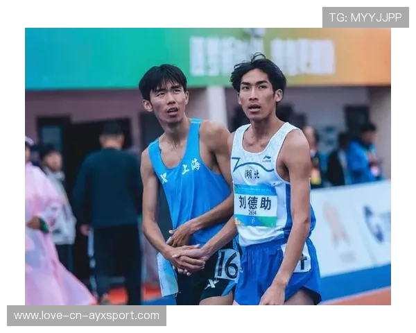 田径小将边跑边微笑太治愈，赛场上的青春力量